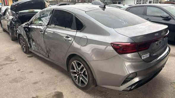 سلام عليكم 
كيا فورتي 2023 أمريكي كندي ماشيه 36ميل
حادث خفيف بدون دواخل موضح بالصور تبديل جاملغ وباب نفس لون اصلي 
مكينة 2000 دوش 
مواصفات لد امامي خلفي  تبريد قطعتين  تدفئه شكنات وستيرين 
رادار  نقاط عمياء  اشاير مري
رقم بغداد بإسمي
سعر 165وبيها مجال بسيط 
مكاني بغداد الحبيبيه 
***********
