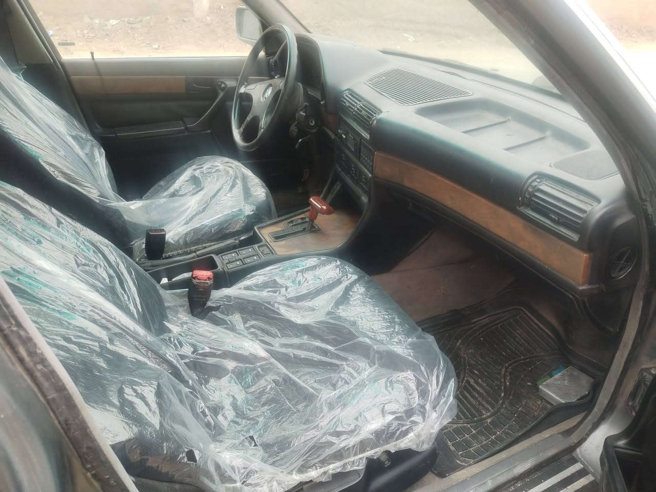 السلام عليكم بي ام موديل ٩٠ حجم ٧٣٥ رقم بغداد دولي هزه جديده مشروع وطني مصبوغ عام كشنات كهرباء دواخله نضيف فتحه قماره لايت زنون تخم تاير ويل خليه كير محرك جديد سويت ادامه كامله من فيش فيوزات ظفيره كلاص بانزين فيت بم جديد صارت بيه خربطه وعوزه ترتيب وما فارغله مكان واسط ٣٩ وبيه مجال قليل استفسار ***********
