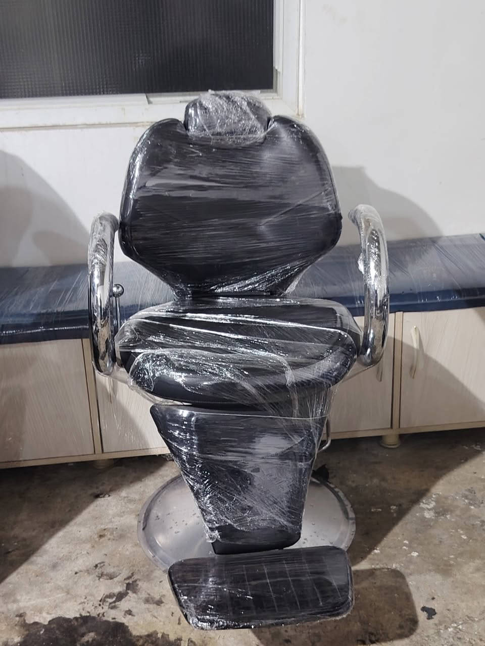 كراسي حلاقه للبيع مكان الموصل 
***********
