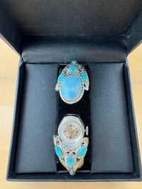 سوار وساعة مجوهرات سويسري مغلف بالذهب الابيض ومرصعة بالاحجار الكريمة ب...