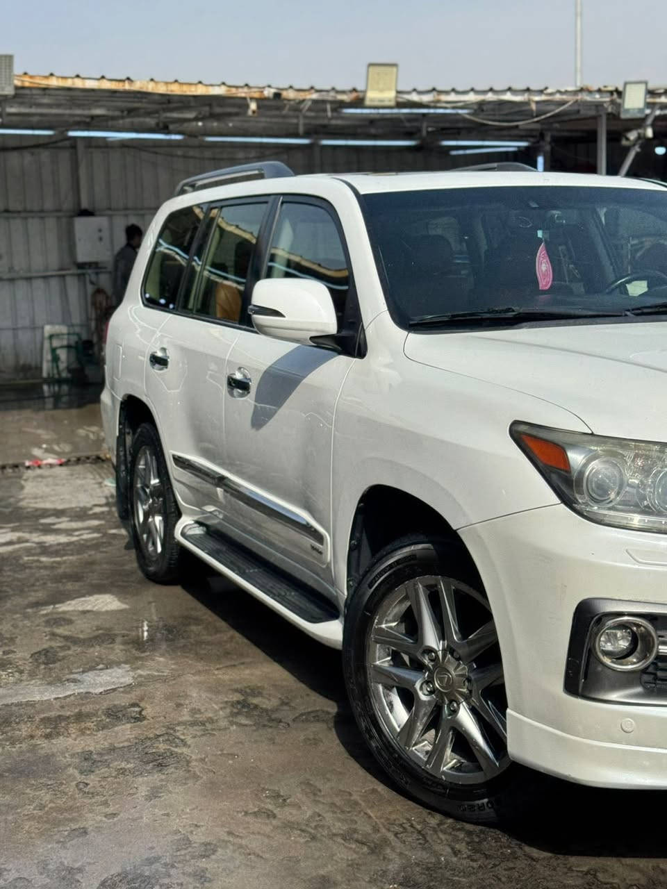 سلام عليكم لكزس موديل 2015 بريم اصل بيه جاملغ وبنيد وتكمه الخلفيه 5اشبار صبغ سياره باسمي تحويل شوكت متريد سعره 400وبيه مجال تجي وتشوف وتدلل  ***********مكاني بغداد
