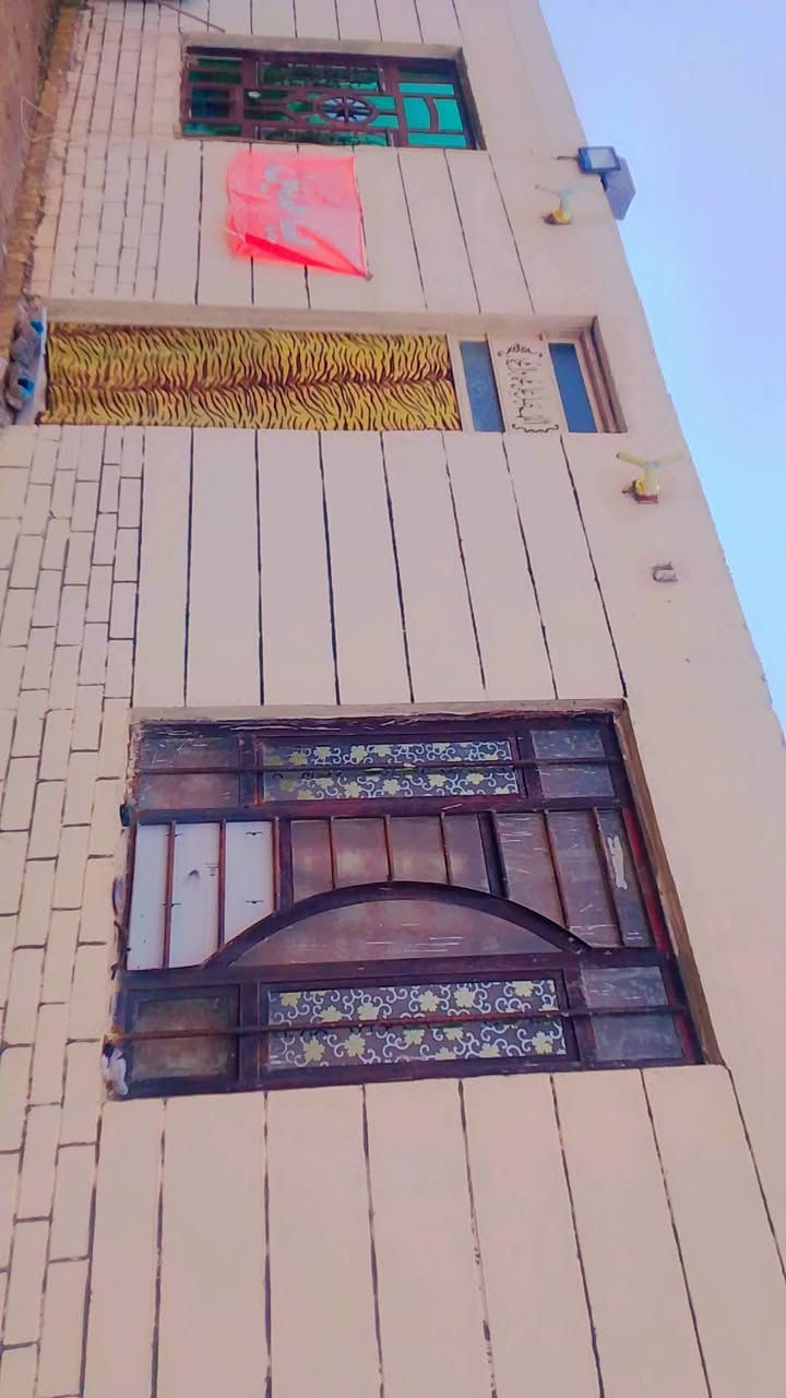 السلام عليكم دونم زراعي مع دار للبيع 

بناء حديث يتكون من 3غرف وصالة واستقبال 
مساحة البناء 140متر

يبعد عن الشارع العام 400متر 
في واسط الحفرية مقابل بنزين خانه الغياث 

للاستفسار الاتصال على الرقم ***********
