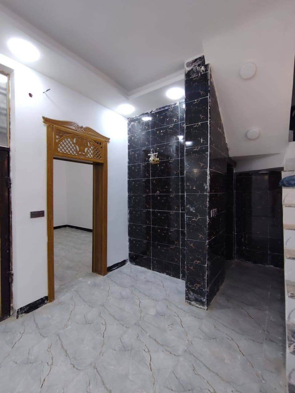 120متر للبيع🚩🚩🏠👇
_طابو زراعي سند 25 قرار محكمه مرقم ومشمول بالتطويب
_قريب من الشارع العام بالخط الاول مسافة 100 متر 
_بناء طابوق نهروان جمهوري صب تسليح مركزي اساس وسقف  
_غرفتين وصاله ومطبخ وصحيات داخليه وخارجيه واستقبال 
خدمات كامله ماء كهرباء تبليط خط مولد سوك مدارس اهليه وحكوميه انترنيت
بسعر 45 وبي مجال
عنوان البيت نجف مقابل ملحق قرية الغدير 
للاستفسار اتصل على *********** أو مراسله واتساب
