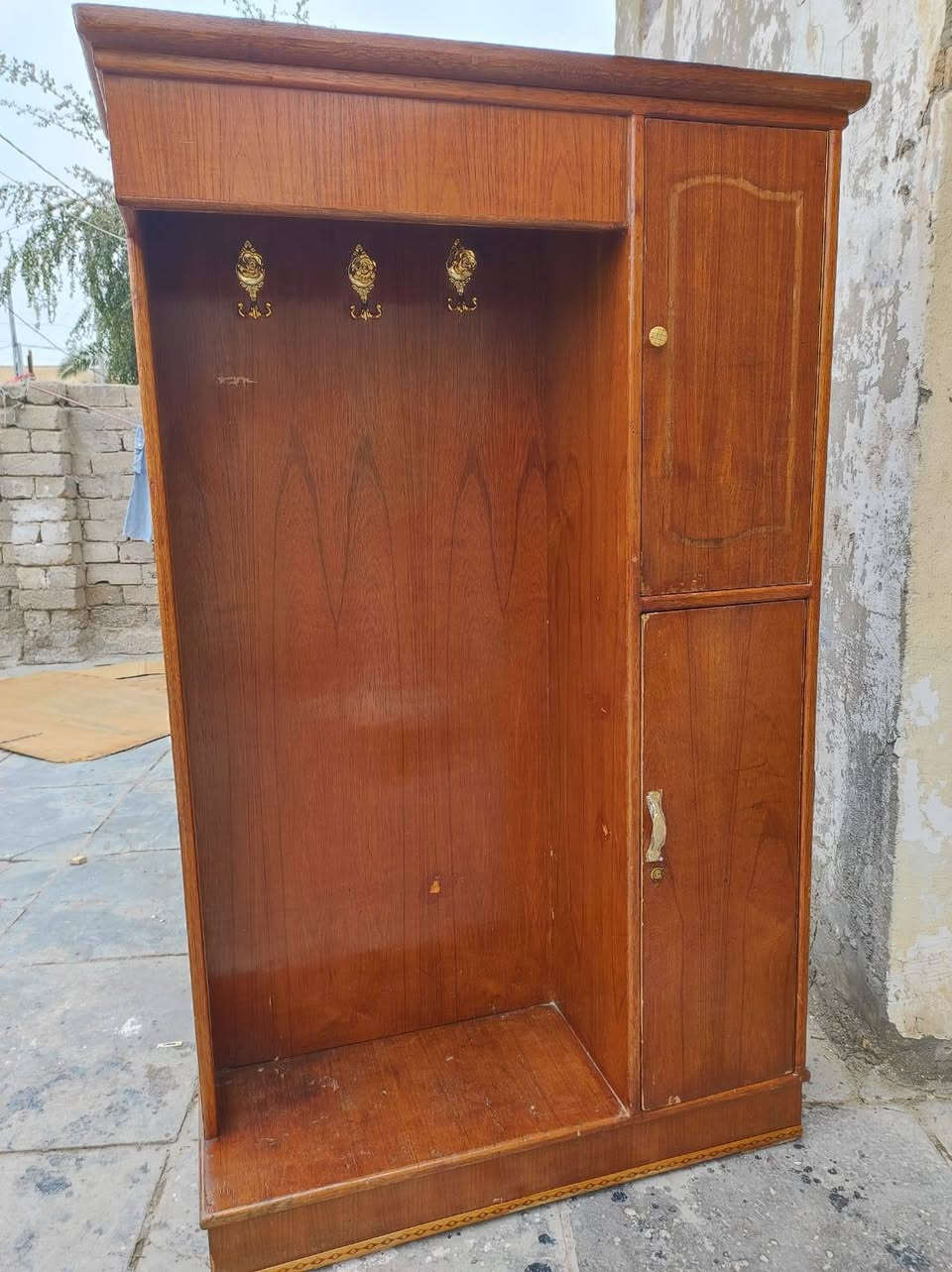 السلام عليكم غرفه مستخدمه السعر على رقم التلفون ***********
