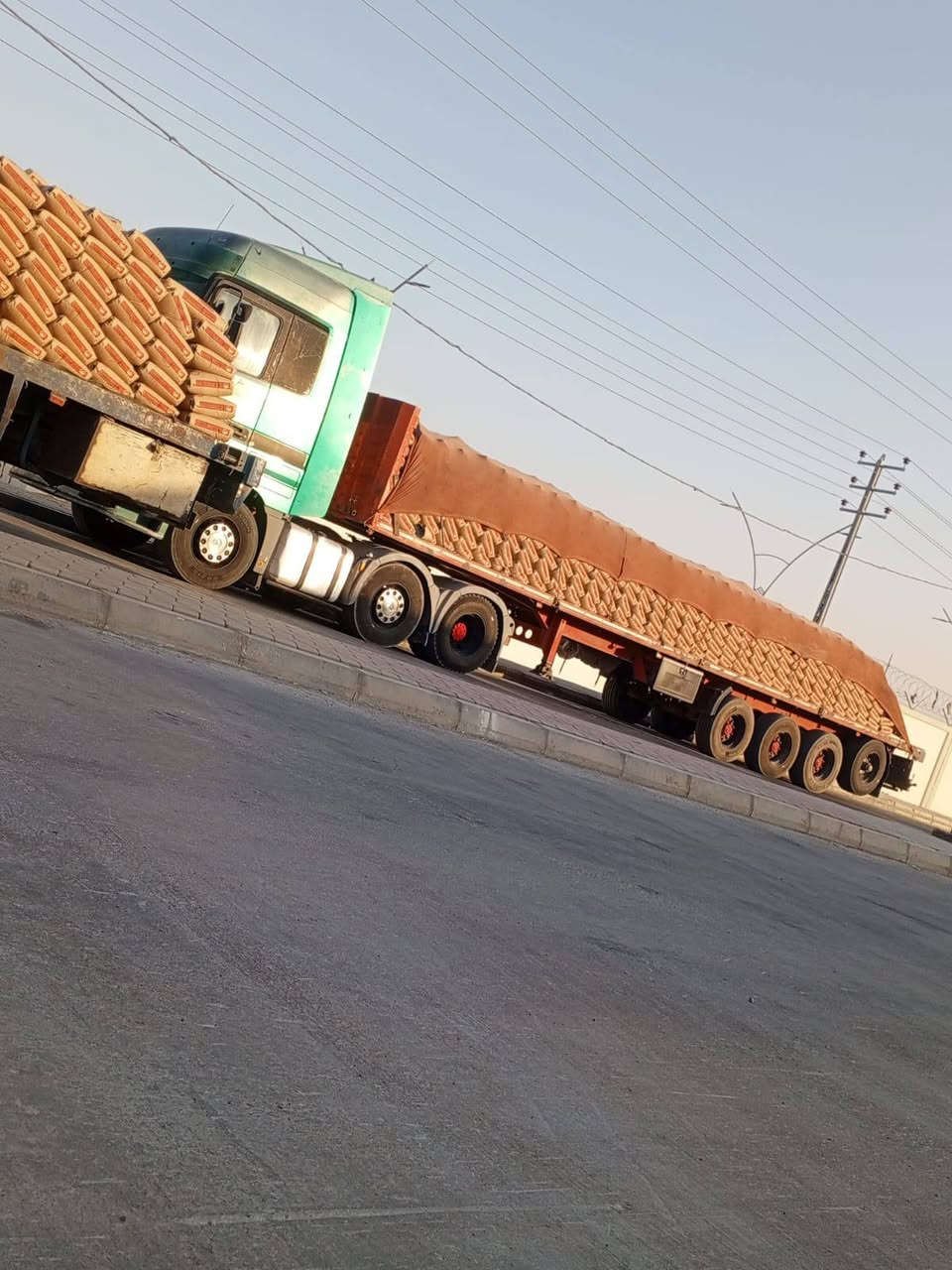 السلام عليكم عربانه اوربيه للبيع طول 13/60 اربع دناگير حرفش طخم تاير كامله كهربائيات وهوه  مكفوله من الفطر والكسر  هسه محمله 50 طن هاي الي بصور سعره 53 وبيه مجال مكان الانبار القائم ***********
