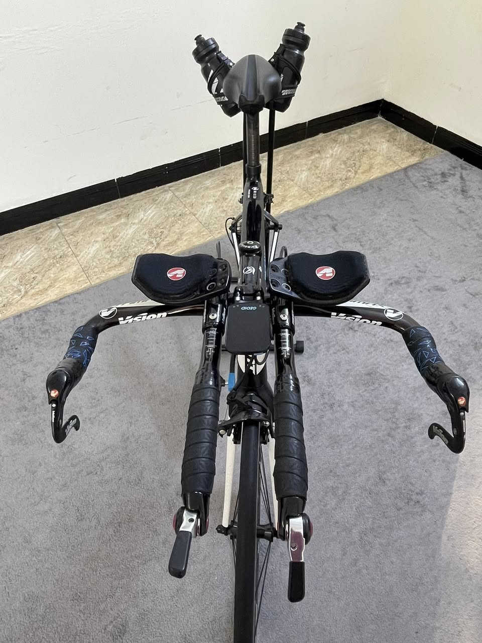 Giant Defy Aluxx  🇹🇼

مواصفات الدراجة :
الفريم : ألمنيوم خفيف جداً  
الماشة : كاربون 
الوايرات : تسليك دفن 
قياس الدراجة : 50 (M) 

كروب سيت شيمانو 105 : 
كرانك (R-5800/105) : 50-34 MA 
نقال + عگرب + دشلي + زنجيل + بريكات طواگة (105 / R-7000) 
بايدر لوك : شيمانو (105 / R-7000)
عدد السرع : 2X11 

ستيرن : ضد الساعة ألمنيوم أصلي وكالة ماركة (Vision) 
قاعدة عداد + جي بي أس نوع GEOID محدث الى أخر إصدار 
الرگبة : كاربون 
السرج : ضد الساعة أصلي وكالة ماركة Fizik + قواعده الاصلية + مطارات عادية عدد 2 
قاعدة مطارة : ماركة GIANT أصلية وكالة

ويالة الدراجة : فول كاربون فايبر ماركة (ZIPP   (454 nsw بطيخات كاربون 
(6 بنط) صوت عالي . 

التايرات : كونتانينتل 

ستاند عرض هدية 

السعر : مليون و 540 الف وبيها مجال للشراي يدلل

الدراجة موجودة في منطقة حي الاساتذة مقابل شقق حي صدام . 

للاتصال: ***********
