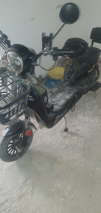 دراجه شحن نضيفه بس التايرات مبنجرات سعر 150هذا رقمي 07777501036