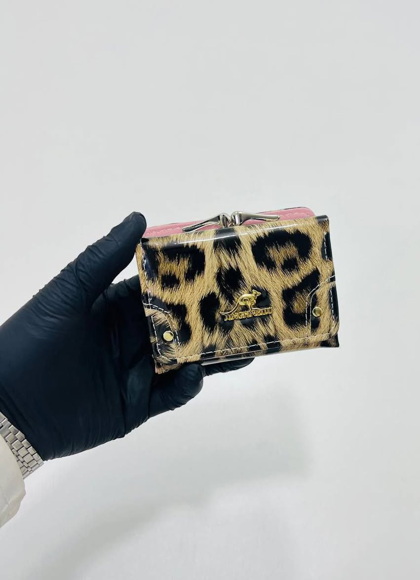 محفظة (جزدان) نسائية صغيرة الحجم بنقشة جلد النمر، وتتميز بشعار "الكنغر" (Kangaroo) الذهبي. 
إليك التفاصيل المتاحة حول هذا النوع من المنتجات:
التصميم والنمط: محفظة بتصميم كلاسيكي متوسط أو صغير الحجم، تعتمد نقشة "التايجر" أو "النمري" الشهيرة.
المادة: تُصنع عادةً من الجلد الصناعي الطري لتوفير الراحة والأناقة.
المميزات: تحتوي على قفل معدني علوي (كباس) لتأمين المحتويات، وقد تتوفر بألوان إضافية مثل الوردي الذي يظهر في الجزء الداخلي من الصورة.
الاستخدام: مناسبة للاستخدام اليومي أو كهدية أنيقة، وغالباً ما تأتي ضمن مجموعات تتكون من عدة قطع متناسقة. 

الحجم صغير 
بشرتچ تستحق الأفضل 🌸💅
#عناية_بالبشرة #جمال_طبيعي #روتين_العناية #منتجات_عناية #بشرة_نضرة #اكسبلور


**إذا كنت صاحب هذا الإعلان وتريد حذفه لأي سبب، رجاءا أرسل رسالة إلى الدعم الفني**