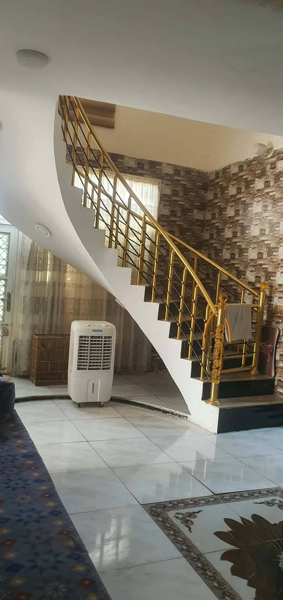 سلام عليكم بيت للبيع المساحه 250متر بناء170 بيت جديد كامل عله طريق السنيه الدوانيه  ويا وصل تطويب يم عمود 706 ثنين غرف+صاله +ستقبال+مطبخ +صحيات خارجه وداخليه بيت بناء طابوك الساس رباط صب السكف عكاده يبعد عن شارع العام 150متر تبليط ***********
