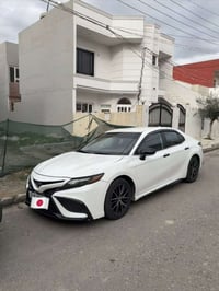 تويوتا كامرى موديل ٢٠٢٣ داخل كريمى رادار حساس كوشن كهربائي مواسفات Se ...