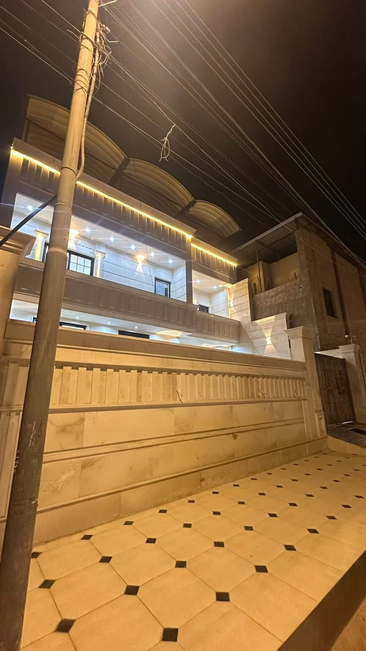 بيت للبيع بمنطقة الخربطليه الجديده قرب جامعة الكنوز العيادات الطبيه مساحه 252+12 متر فظله بناء جديد درجه اولى ثلاث طوابق يحتوي على 8 غرف + غرفة طعام واستقبال وحديقة داخلية وخارجيه شارع 15 متر يصلح سكن او مشروع تجاري مدرسه او روضه او مجمع طبي للتواصل ***********
