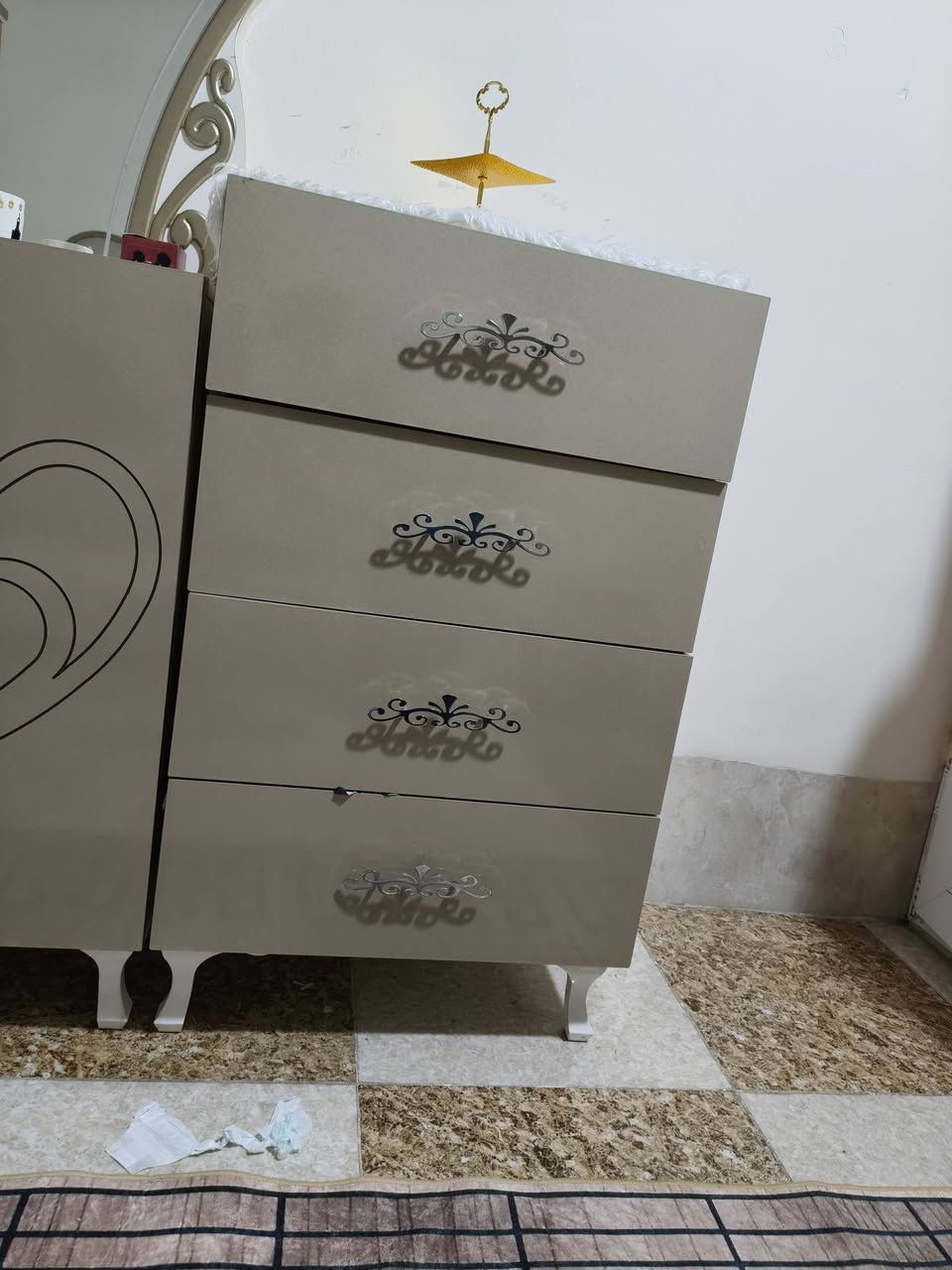 غرفة نوم للبيع مكونه من 8 قطع السعر ٧٥٠ بيها مجال قليل 
رقم الهاتف ***********
