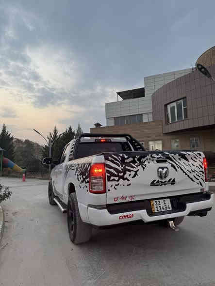 السلام عليكم 
دوج رام موديل 2020 
محرك 3600 
بدي طويل باب قصير 
ماشية 131 الف كيلوو
ويل 18 
مكينه وكير كفاله 
تبريد تدفئه 
تخم تاير نظيف
سياره ما بيها نقص كلشي 
رقم اربيل سنويه ل2027/4
سياره باسمي تحويل ثاني يوم 
حادثها موضح بصوره 
وبيها كلير ربع باب البدي بدون فتح ومعجون
السعر 190 قفل 
للاستفسار ***********
