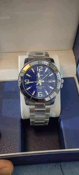 السلام عليكم مجموعة ساعات للبيع للاستفسار خاص او الاتصال على الرقم *********** واتساب.
