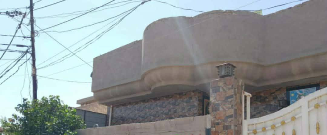 السلام عليكم عندي دار للبيع المساحه الكليه 180 متر طابو زراعي سند 25 تحويل مباشر باسم المشتري متوفره كل الخدمات الورديه سيف سعد قرب فرن الصمون المصطفى بيت حديث وجديد السعر 68 وبي مجال الاستفسار مراجعه مكتب عقارات الحسام اتصل على رقم الهاتف ***********+*********** اخوكم ابو مومل
