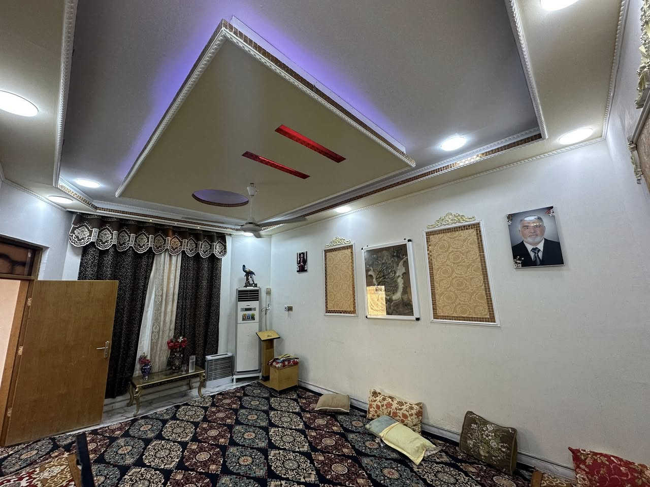 بيت مع قطعة للبيع
الي يدور مساحة كبيره و راحه وحديقة كبيره 

بيت مساحته 250 متر مع قطعة بجانبه مساحتها 250 متر بناء حديث بنظام السويتات ومنطقة هادئة وسعر مناسب جدا 

مجموع المساحة 500 متر 

البيت يحتوي على حديقة وكراج كبير جدا

وعلى مطبخ بستايل إسباني مفتوح و صاله كبيره 

و2 غرف نوم وصحيات داخليه وخارجيه والغرف بنظام السويت مع صحيات داخليه 

كل هذا والسعر 130 فقط

موقع البيت ابو شطيب على الشارع الرئيسي مال منطقة خدمات كامله

للاستفسار الاتصال على الرقم 

***********

غير متواجد على الفيس بوك
