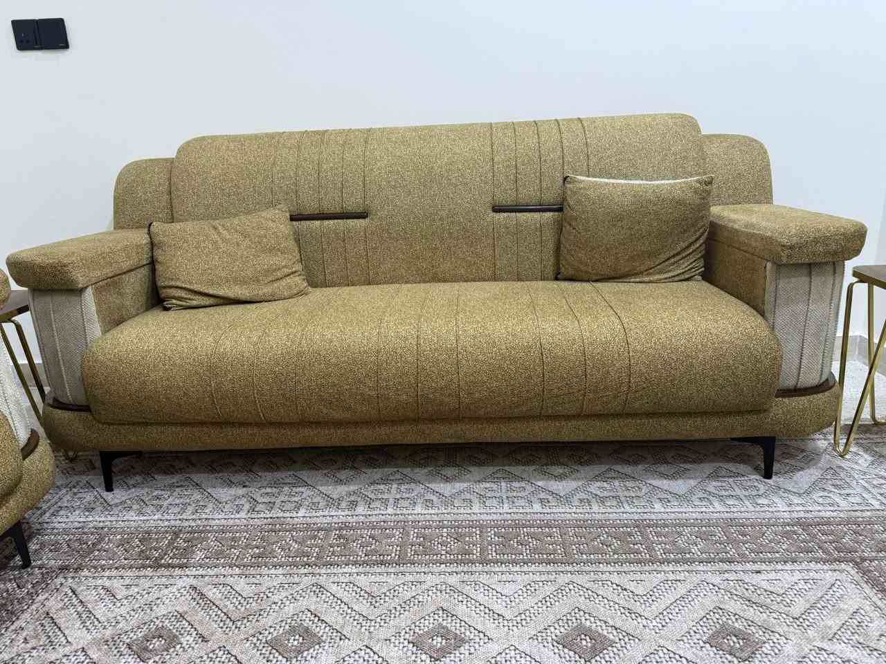 السلام عليكم تخم شغل عراقي نضافة 98%‎ لا كسر و لا شك مقعد ثلاثي عدد 2 و مقعد احادي عدد 2 للبيع 475 و بي مجال مكاني بغداد المهدية الثالثة رقم ***********
