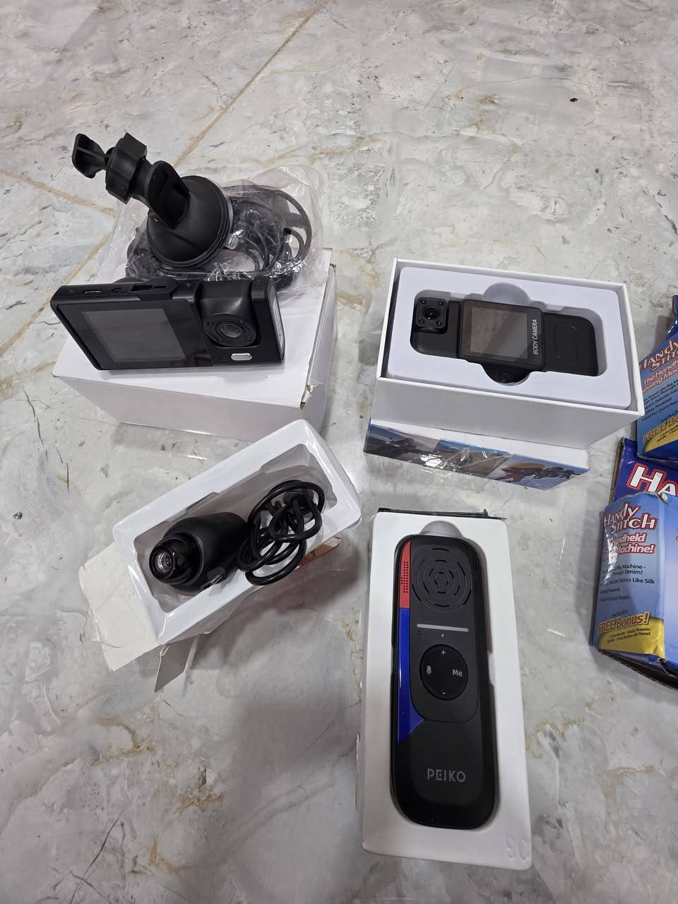 🔥 تصفية تصفية.. تآخذهن كلهن بـ 25 ألف! 🔥
يا جماعة، هاي آخــــــــر قطع باقية عندي وراح أصفيها تصفية نهائية.. السعر محروك حرك للي يلحگ! 🏃‍♂️💨
​العرض يشمل هذن الغراض "كلهن سوية" مو قطعة وحدة:
​✅ دش كام (كاميرا سيارة): وثق طريقك واحمي حقك بالتصوير.
✅ بودي كام (كاميرا جسم): صغيرة وعملية وتصويرها واضح.
✅ جهاز مترجم PEIKO الذكي: يترجم لك اللغات فوراً ويفيدك بالسفر.
✅ ماكينة خياطة يدوية: مالت الفزعات السريعة، تخيط حتى الجينز.
​💰 السعر: كلهن بـ 25 ألف دينار بس! (أي نعم، كلهن بهذا السعر)
🚚 والتوصيل؟ لعيونكم مجااااااااني لكل العراق! 🇮🇶
​⚠️ ملاحظة: هي بس هاي المجموعة باقية عندي، يعني أول واحد يحجز هنياله ياخذهن!
​للحجز السريع:
📥 راسلني خاص هسة قبل لا يطيرن من ايدك.


**إذا كنت صاحب هذا الإعلان وتريد حذفه لأي سبب، رجاءا أرسل رسالة إلى الدعم الفني**