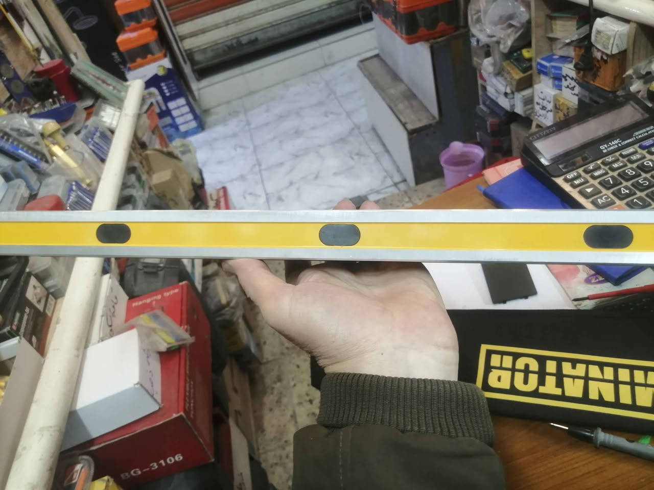 قبان إلكتروني مغناطيسي دقيق طول ٦٠ سم مع ٢ عين قبان فقاعة متحركة (عمودي وافقي) ،متوفر لدينا حاليا مع وجود خدمة التوصيل بسعر ٥٠٠٠ دينار للمحافظات كافة، حارث العزاوي *********** فايبر واتساب، بغداد شارع الرشيد ،باب الأغا ،مقابل سوق الصفارين بغداد, العراق
