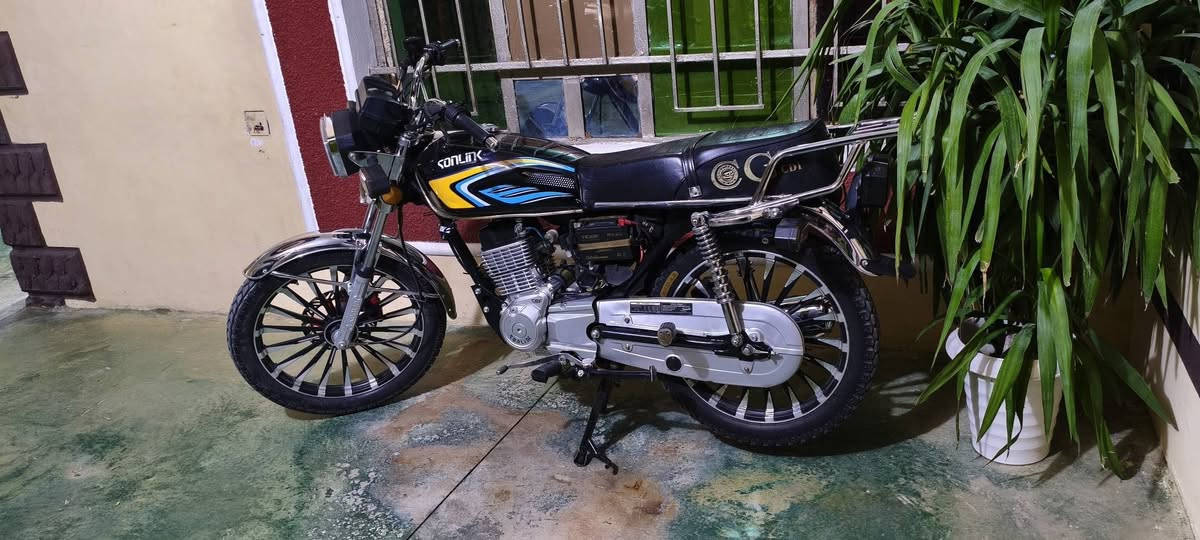 سلام عليكم سونك للبيع موديل 24 محرك 200ccم✨تشغيل عن بعد بصمه 🫆كفوله دراجة ماشيه 3600km..السعر 750وبيه مجال الطيبين للاتصال.. ***********
