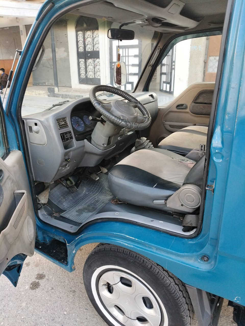 السلام عليكم كيا حمل بزون 2001 رقم نينوى انكليزي سياره مكفوله كفاله عامه شاصي شرط مابي اي شي محرك كير شرط 
السياره نضيفه فقط البودي جماله  مكان السياره موصل الايسر *********** وتساب
