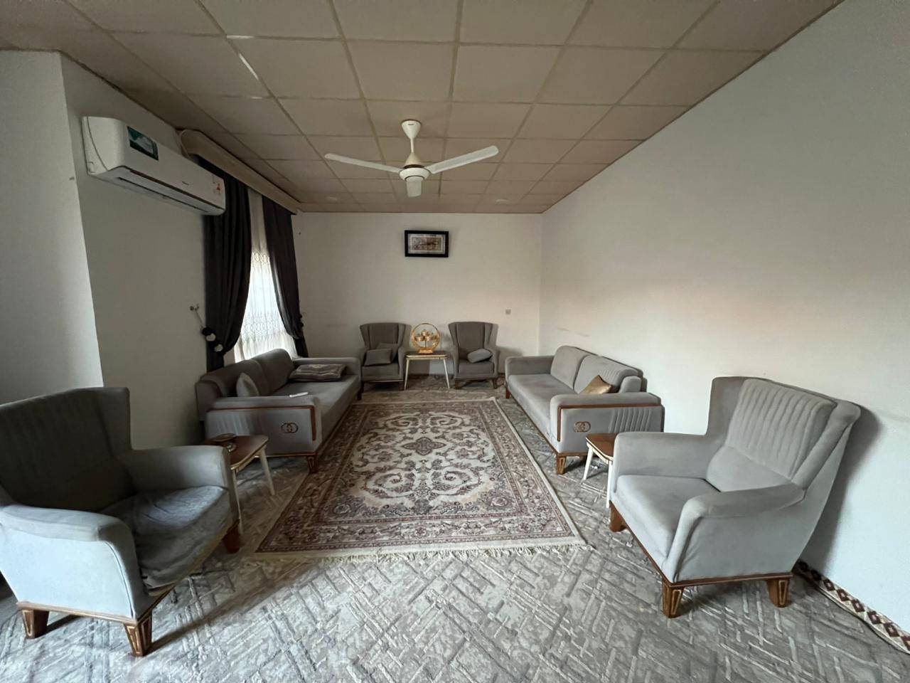 السلام عليكم دار للبيع في مجمع طيبه طابق ونص مساحه الدار ٢٥٠ متر  وجه ١٢ ونص نزال ٢٠ متر يتكون الدار من ٣ غرف نوم كبيره و٣ حمامات واستقبال ومطبخ سيراميك وسقوف بناء درجه أولى سعره مناسب ١٣٥ وبي مجال للاستفسار الاتصال على الرقم ***********

