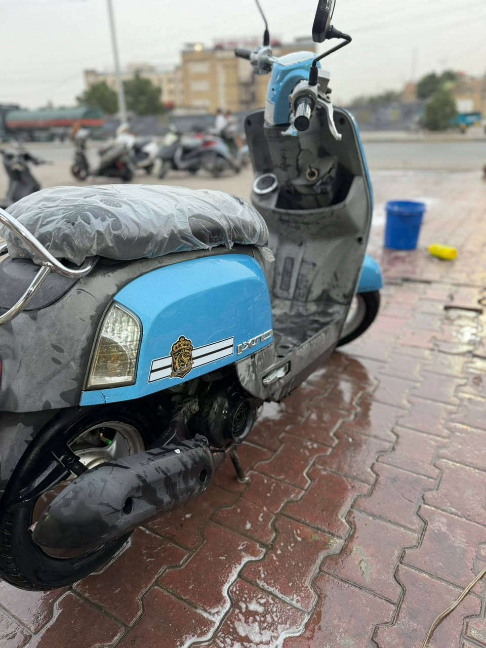 سلام عليكم ماكس بوليس دراجه مكفوله 
مابيه اي نقص ختم واحد سواد وكفر وكشن ومكينه 
دراجه بلاديه مال جناي مابيه نقص بس دشبول شاشه كافيه لباقي كله مكفول مكاني بغداد الشعب مكلف بل نشر 
***********
