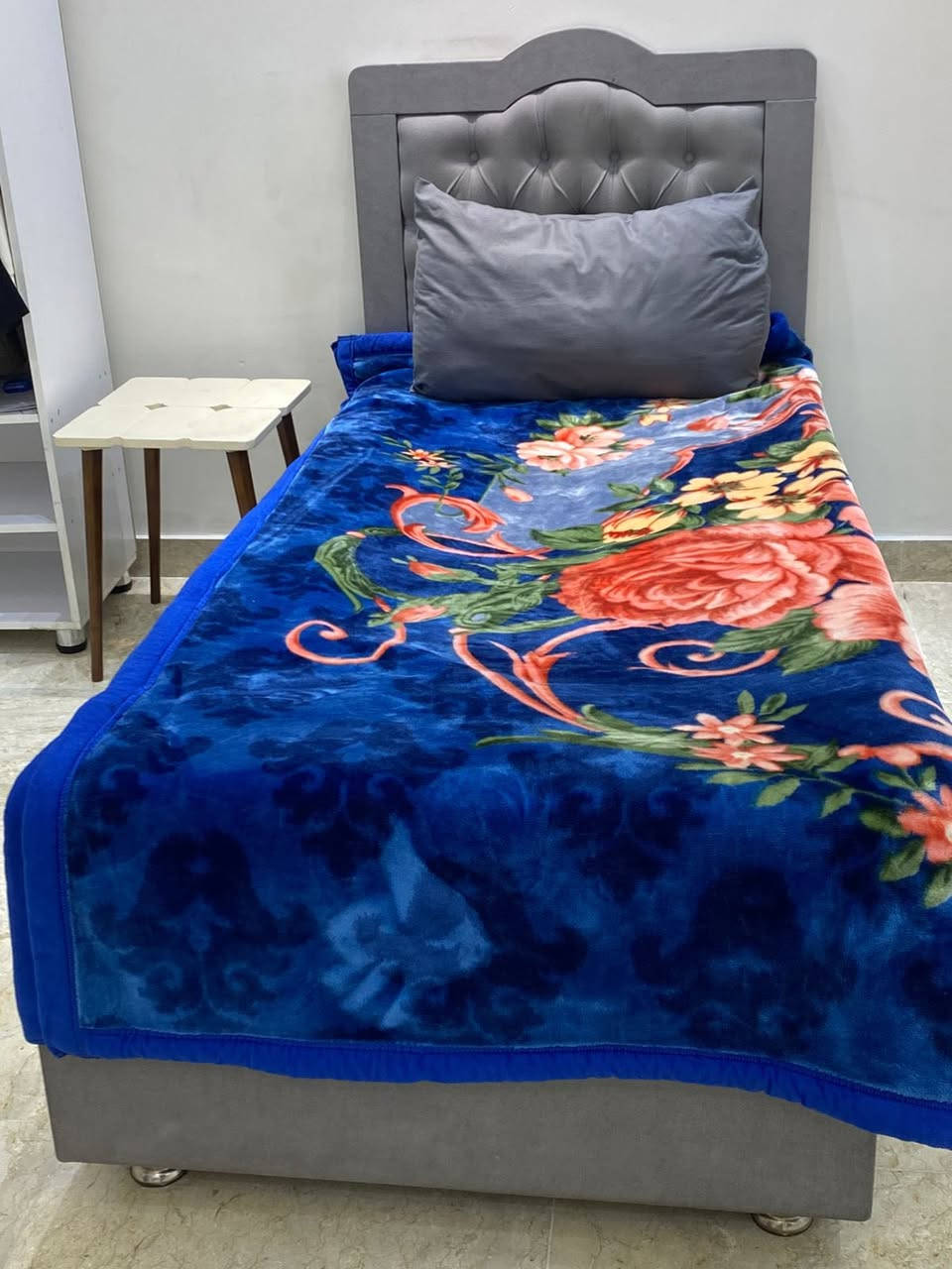 السلام عليكم غرفه نوم شبابيه تفصال بتصميم تركي كنتورين +جربايه نفر مع دوشك هديه +طبلات عدد 2 
كل هاي الاغراض ب 300 الف وبيهن مجال 
للاستفسار *********** 
للامانه الاغراض جديده وكلش انضاف
