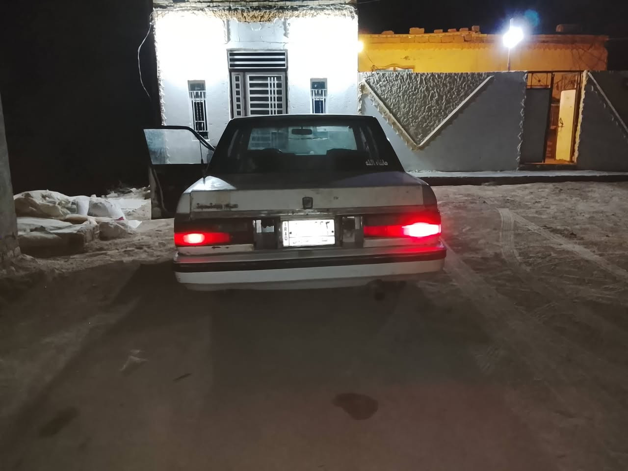 سوبر 85 للبيع مكينه وكير واكسن تخم تاير جديد باتري جديد حداديه جديده  كهربيات كلها شغاله دواخل حلوه رقم مثنى 
سعر 27 وبيها مجال 
مكان سوك شيوخ 
 للاستفسار
 ‏‪***********
***********
