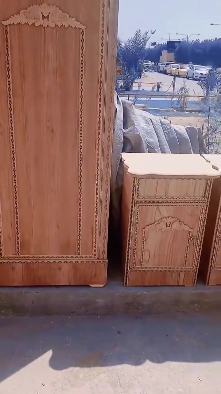 السلام عليكم توفر غرف نوم عراقي 
مصبغه داخل المعل 
ام ٥باب سعرها ٧٥٠
ام ٦باب سعره ٨٠٠
عنوان بغداد شعله 
***********
