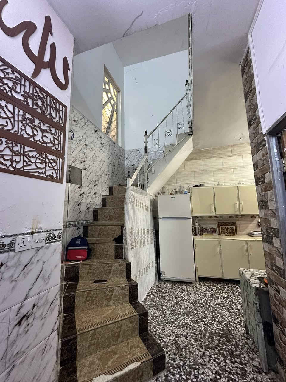 سلام عليكم بيت للبيع مساحة(75متر)العنوان الشعله دوانم شارع بيت موزان يحتوي المنزل(طابقين طابق الاول يحتوي عل+ طرمه+ مطبخ +استقبال معزول+حمام +غرفه نوم+ترك)طابق ثاني يحتوي عل غرفتين نوم حولي وحمام }للستفسار عل سعر 
***********اسامه
***********مصطفى
التواصل على الواساب
