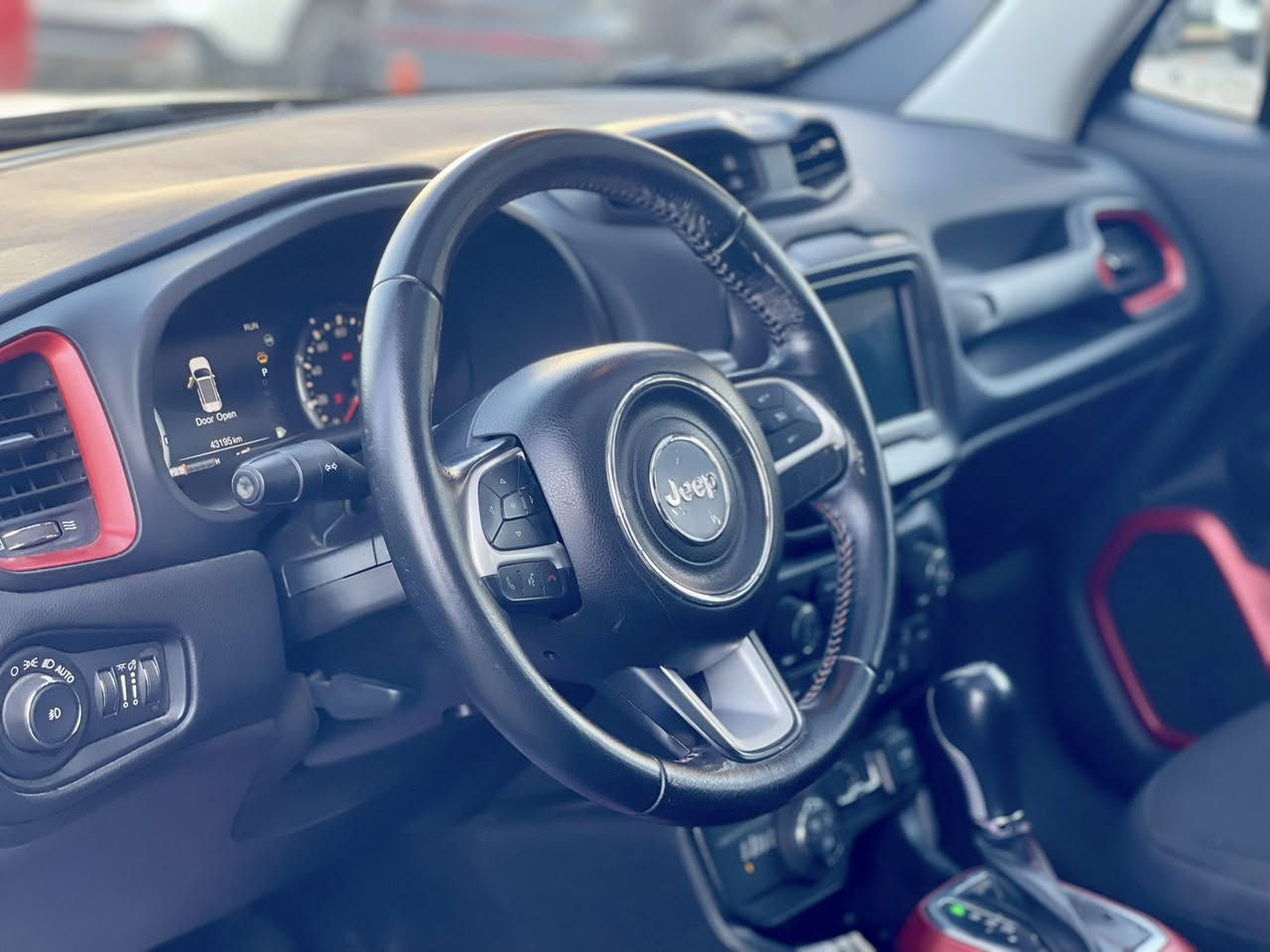 سلام عليكم       2019    بغداد نكليزي
فووول مواصفات
عندي جيب ترايل هوك يعني على فئه
بصمه تشغيل ابواب بصمه 
سقف بنراما  ويل كب كروم 
تبريد ممتاز جدا   تخم تاير جديد 
تشغيل عن بعد  سايد بريك بصمه 
كشنات مخمل كنتاره  بلاد 
باقي مواصفات بي هواي معرف من صور موضحه 
بي قطعتين صور امريكا مرفقه كذلك 
 
هاتف ***********       سعر 115$    
                                      مكان سياره بغداد الصالحيه
