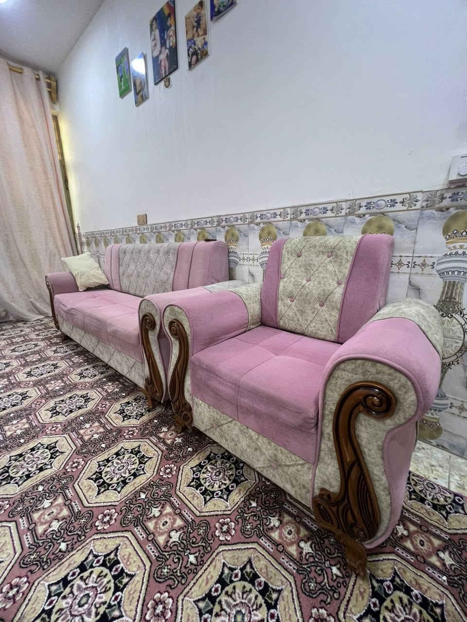 السلام عليكم 
تخم عشر مقاعد وكاربد وميز تلفزيون والستائر للبيع وبسعر مناسب والاستفسار 
*********** عنواني سكينه وكريات الزراعي شارع سيد صادق
