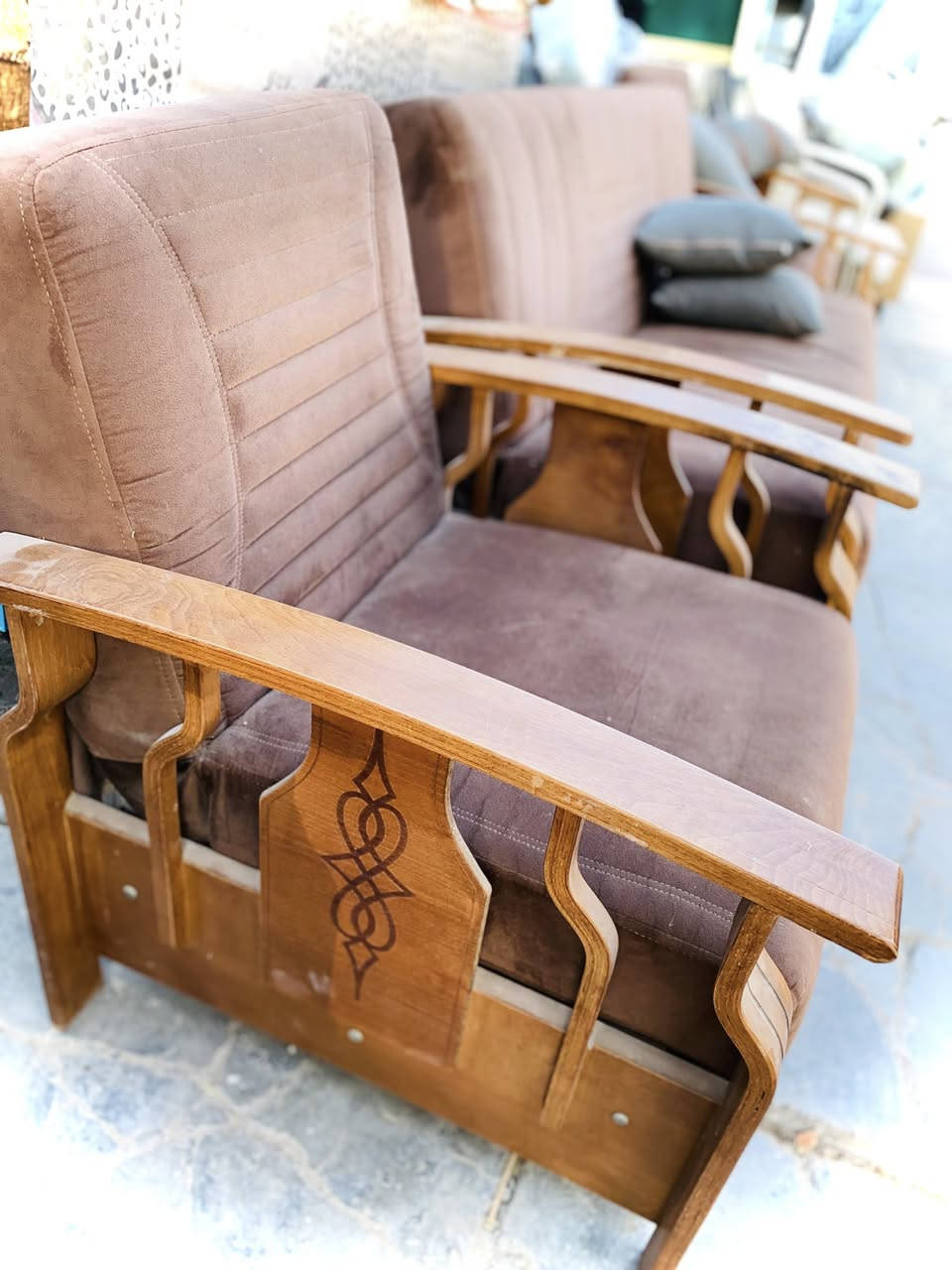 السلام عليكم 
تخم تركي سبع مقاعد نضيف كلش ينقلب يصير سرير خشب قوي السعر 400 وبي مجال العنوان (شارع فلسطين)
***********
