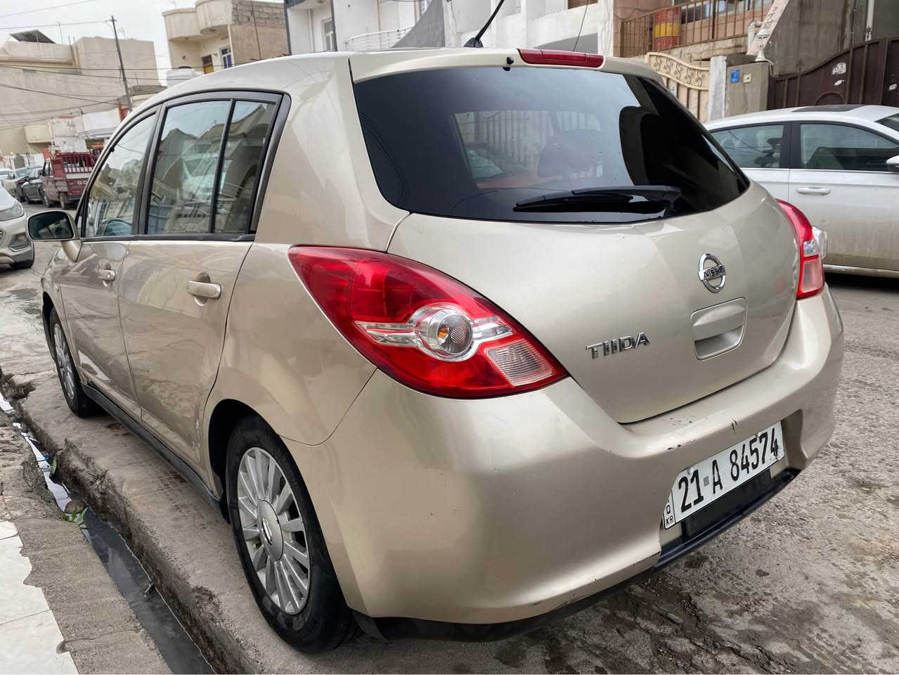 نيسان تيدا رنگ بروزى واته ذهبى 2009
دووبستى سبوخه به بئ ده حم بئ ليدران بستيك جاملخى پشته وه نيوبست سه قفى لاى سكن سه رجامه كه ى گيرومكينه ى به شه رته به ناوى خؤمه سعرى 84 وه ره قه يه له هه وليرم *********** أربيل, العراق
