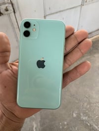 ايفون 11 نضيف جداً شحن 8 ساعات متواصله مكفول عدا البطاريه مبدله ..ذاكر...