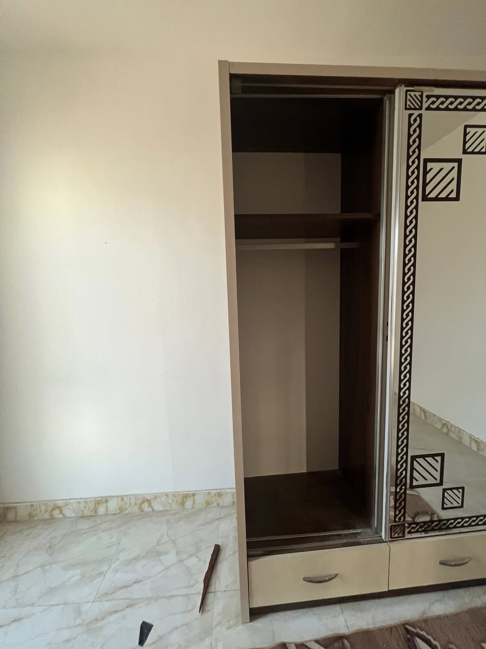 دولابين ملابس بيع مستعجل 🔥
دولاب عدد (٢)باب سحب ويا مراية
نظيف جداً وما بيه أي عيب

📌 بيه جرارتين وجاهز للاستخدام
💰 السعر: ينذكر عند الاتصال

📞 للاستفسار: (***********)

⏰ البيع مستعجل وللجادين فقط
