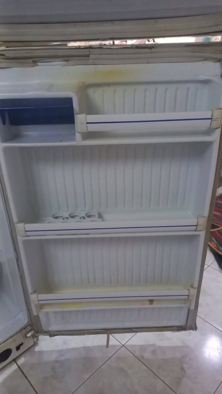 سلام عليكم من الاخير ثلاجه نضيفه مابيها شيء وحجم جبير الى وسط موطور ضعيف احسبه عاطل اخذها كشر ب100  رقمي ***********

