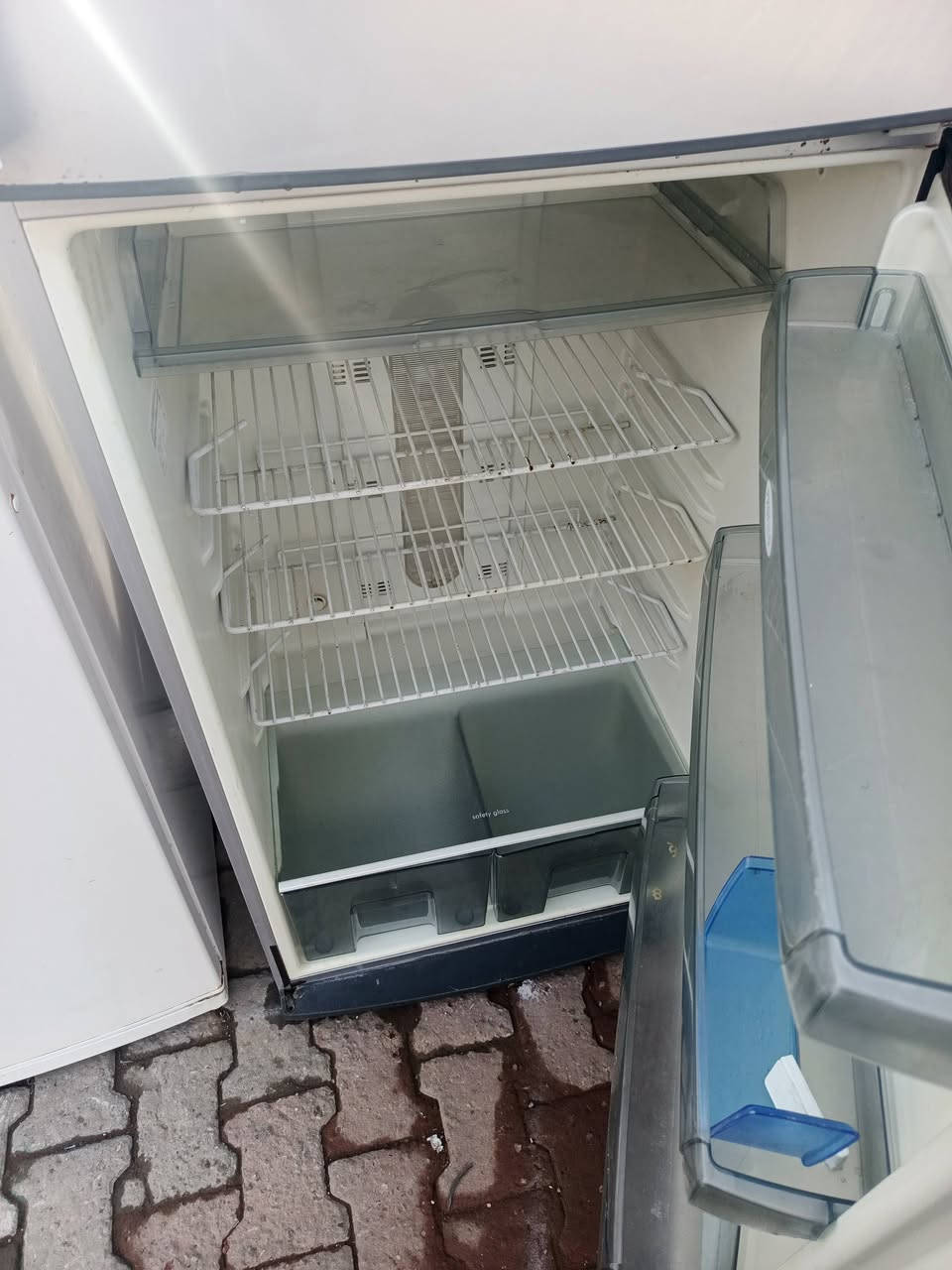 ثلاجه للبيع ١٥٠ ألف شرط الشغل ***********
