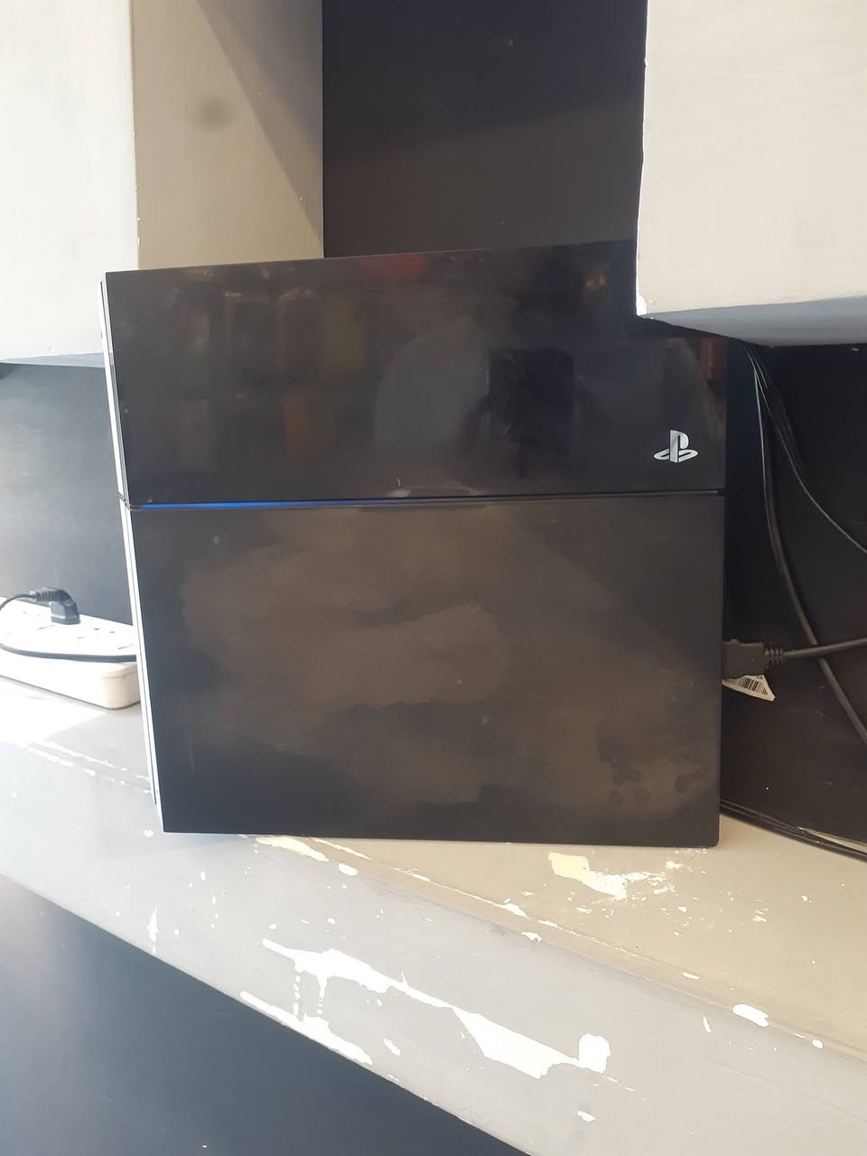 PS4 
مهكر بدون فلاش 
شغال شرط من كل شي 
يده معا اصليه 
هارد 500
اسعر ٢٥٠ قفل 
لتواصل خاص او اتصال عل رقم
***********
