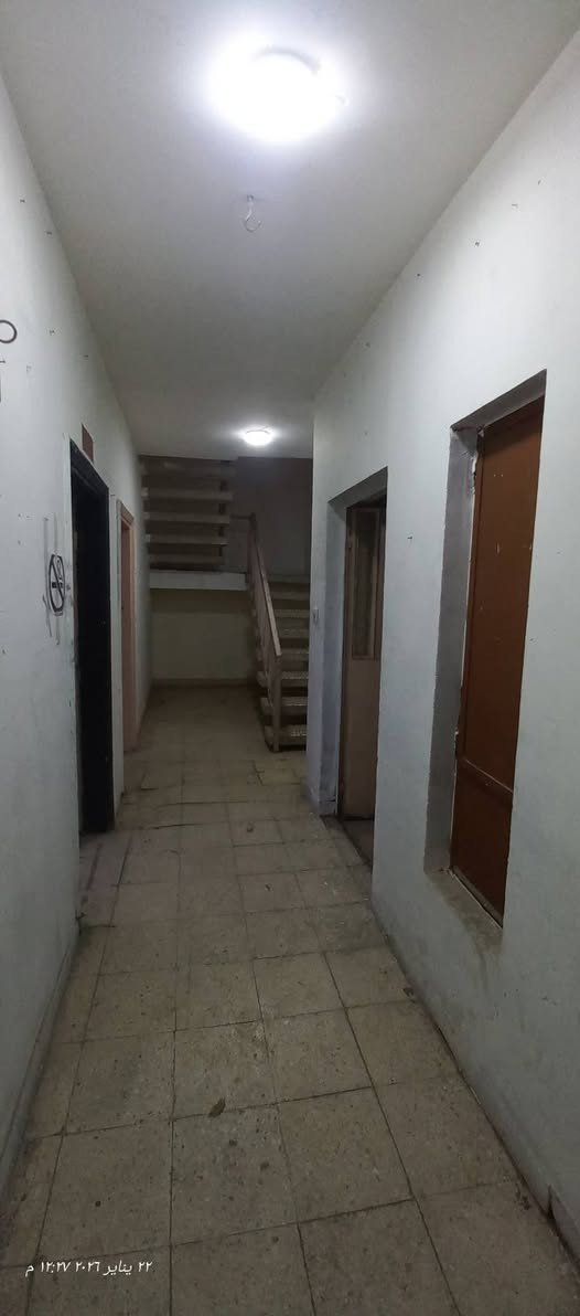 السلام عليكم
...................
عقار 352 متر
البيع ( )
او
التاجير (  ) كل 3 اشهر او 6 او سنوي

مواصفات البيت
352 متر 
بناء الثمانينات
نظام دكتات تبريد دفن
طابقين
6 غرف كبيرة
2 مطبخ ( واحد في كل طابق ) الارضي الرئيسي كبير جدا
صالة ضيوف + خدمات 
3 حمام ( 2 بالارضي + 1 بالطابق الاول )
2 منور ( داخلي يرهم بيه مصعد او مخزن كبير + خلفي ترك على عرض البيت وبعمق 2 متر )
3 سطح ( 1 بالطابق الاول + 2 امامي وخلف البيت بالطابق الاخير )
حديقة ( 8 × 8 ) متر
كراج ( 3 × 9 ) متر

رصيف كبير جدا
واجهة 11 متر
نزال 32 متر 
وامامه حديقة مرتبة وجلسة 

الموقع
بغداد - بارك السعدون
قرب نادي الجيش الرياضي
وجه على سريع محمد القاسم

https://maps.app.goo.gl/8gxe8AJGB25wa4e99

وتساب
***********
