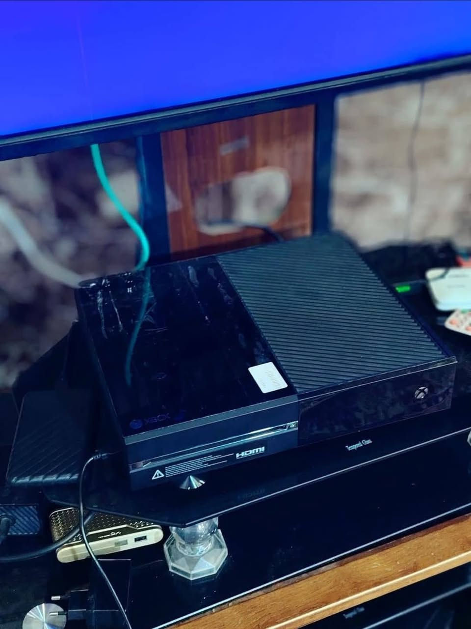 السلام عليكم
اكس بوكس وان فات 500GB كامل الملحقات الأصلية يدة وحدة بس الگير اليسار مو عدل بس ما يأثر أثناء اللعب ، بي لعبة فيفا 26، لوك ستيكر ما مفتوح  و يجي وياه هارد خارجي سعته الخزنية 500GB ، سعره بدون الهارد 120 ألف و بي مجال ، و إذا وياه هارد يصير ب 160 ألف يوجد توصيل لجميع محافظات العراق 5 آلاف 
رقم التواصل *********** 
أو ماسنجر
