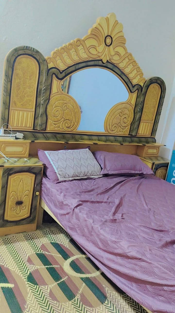 غرفه نوم للبيع متكونه من خمس قطع استخدام قليل نجاره عراقيه الاستفسار عله هاذه رقم *********** مراسله واتساب 

من رخصت ال دمن
