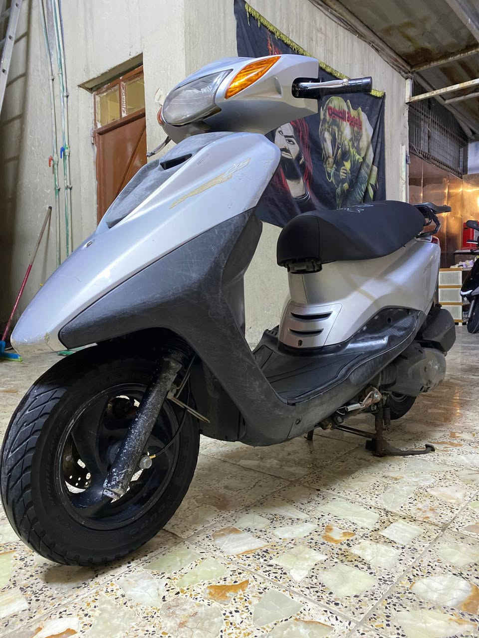 السلام عليكم
دراجة بريز ياباني جديدة لوك 
سرعة 140 نوزل خطين اسلف اصلي 
كفرات اصلية ومختمه ختم واحد مع محرك 
ستاند كهرباي حساس وراقها ابسمي ماشيه 21
شراي يتصل ***********
شرط كفاله عامه من كلشي جيب فيتر وتعال فحص
