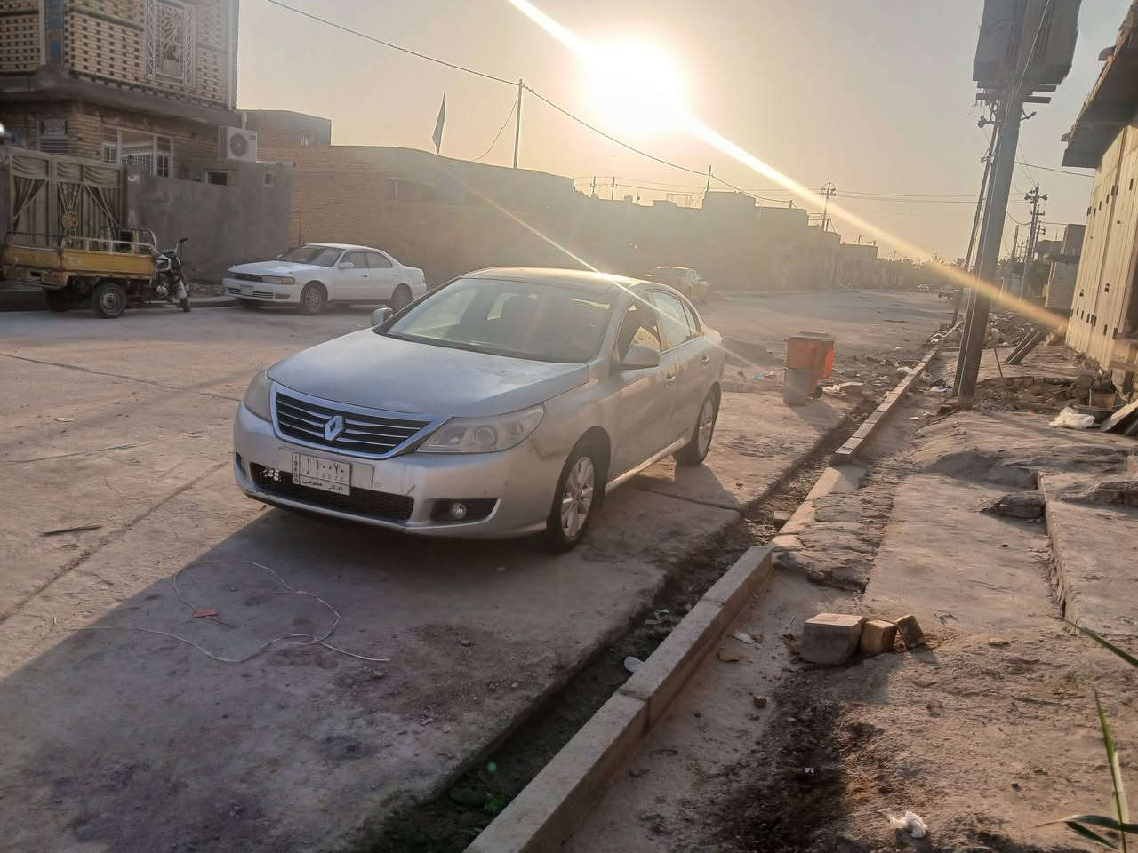 رينو سافران موديل ١٣ 
محرك وكير كفاله قبل اشهر شادهن 
صبغ بلاد جراد فقط بنيد وجاملغ جهه السائق
كهربائيات كلها شغاله 
تبريد شغال راعيها جاري ثاني يوم اداور 

ذي قار الشطره ...السعر ٦٥ 
***********
