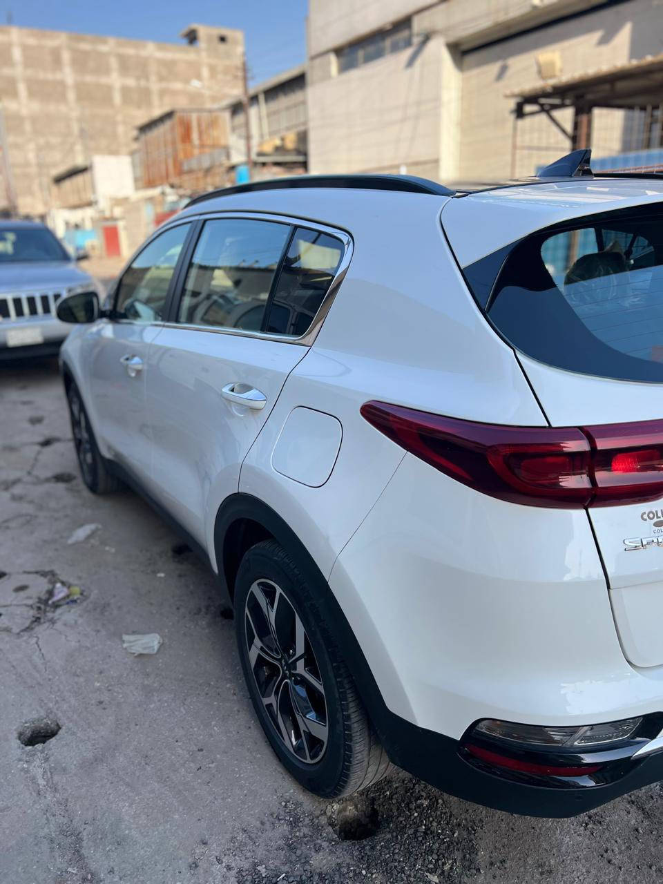 السلام عليكم 
من رخصة أدمن المحترم 
كيه سبورتج موديل ٢٠٢٢
سياره وارد أمريكي 
مواصفات واحد على واحد 
اعلى فئه بل سبورتج
لون ابيض 
حادث سياره جاملغ وبنيد فقط
بدون اي دواخل سياره ماشيه ٣٥
محرك ٢٤٠٠ GDl 
سياره جاهزه متصرف عليه ولا ربع
سعر سياره ١٨٨ وبيه مجال 
رقم سياره بغداد انكليزي حره
العنوان بغداد جديده 
رقم الهاتف 
***********
***********
