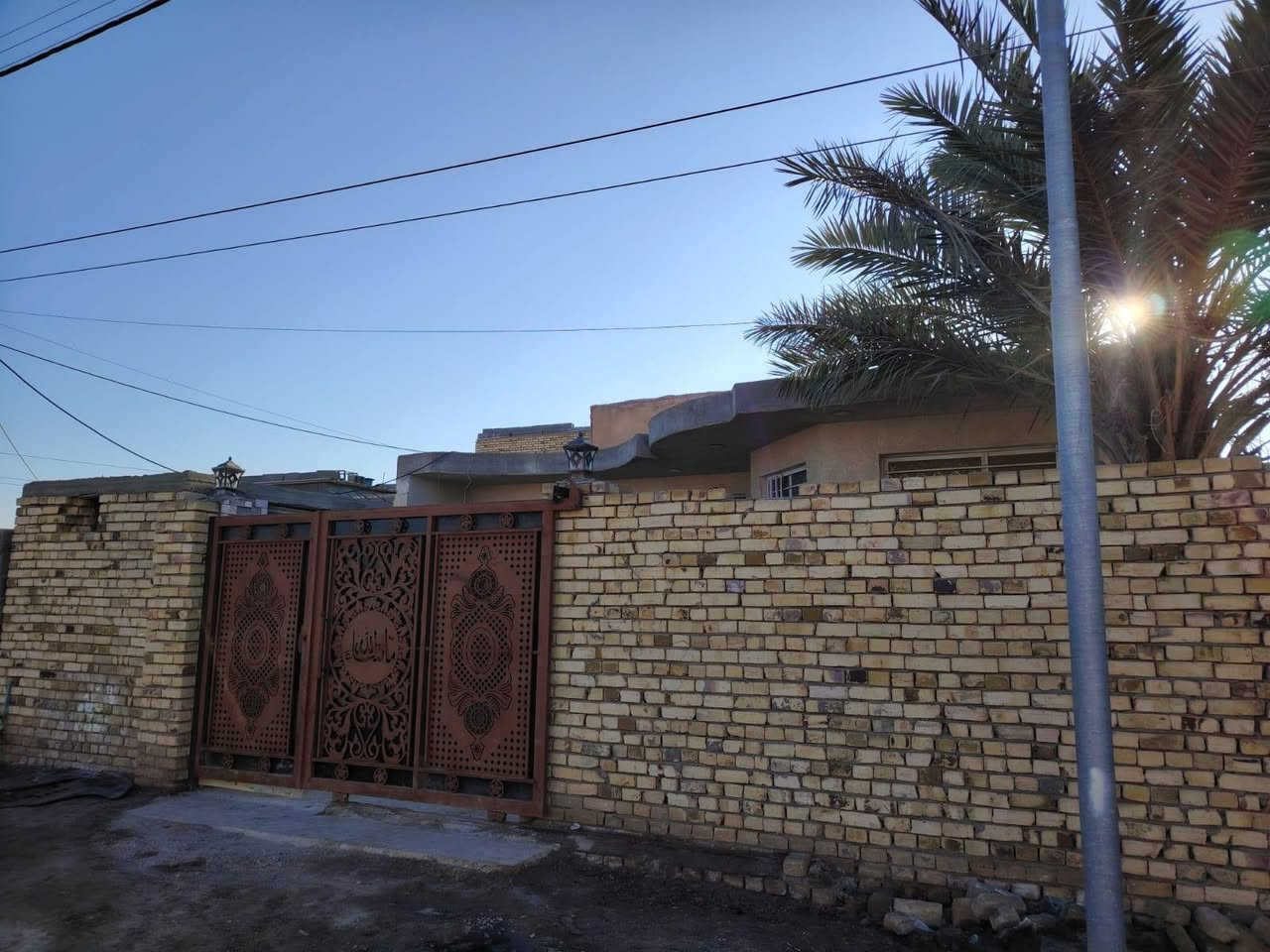 السلام عليكم بيت للبيع   المساحه ٢٠٠ شارع العريض الرئيس يربط شارع الحي مع شارع النفط
البيت كامل تطبيك سيراميك الاستقبال ديكور صحيات داخلية وخارجيه ٢ نوم 
***********
السعر ٥٥ وبيه مجال
