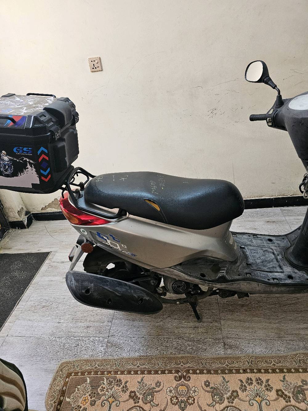 السلام عليكم ورحمة الله وبركاته دراجة بريز ببغاء نوزل جديدة بمعنى الكلمة صارلها ٣ ايام من نازلنة من الرمبة الدراجة عليها عدسة زنون كلش قوية عالي وناصي نقصها فقط قمجي كيلو متر وطوافة البانزين السعر ١١٧٥ وبيها مجال للشراي 
العنوان الشعب 
***********