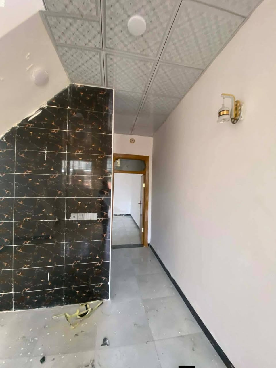 50متر سعره 17وبيه مجال بلاش بلاش
.. *********** أو تساب

بيت على شارع المطار مقابيل ملحق القريه ماء وكهرباء واتبليط الحد باب بيت طابو زرعي سند 25 بناء طابوك جمهوري صب كونكريت سيراميك بورسلين ثقيل
