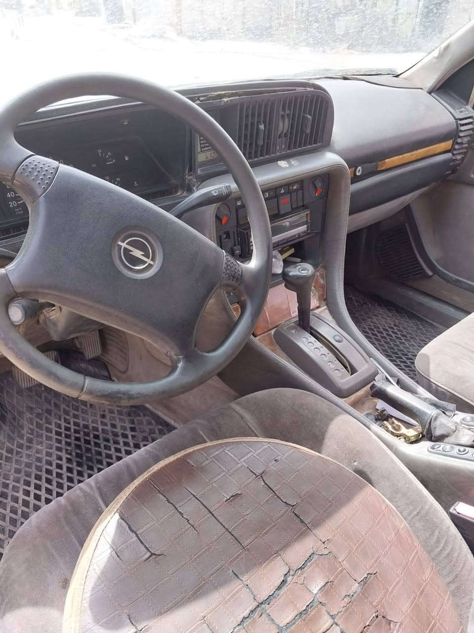 سيناتور 3000 موديل 92 سيارة بلادية بأسمي المالك الشرعي اني سنويتها 27 السعر 40 ورقة وبيها مجال شيء قليل ***********
